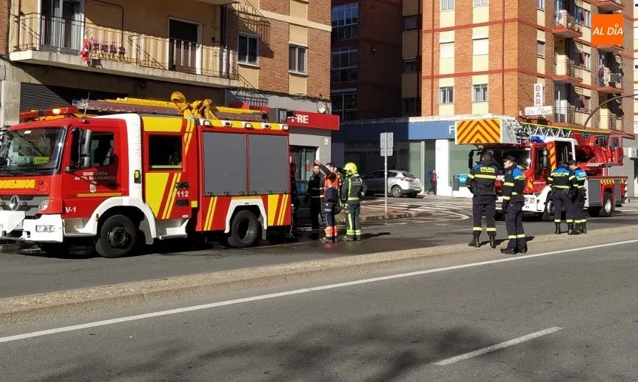 Foto 9 - Un intoxicado tras el aparatoso incendio en su piso de la avenida Federico Anaya