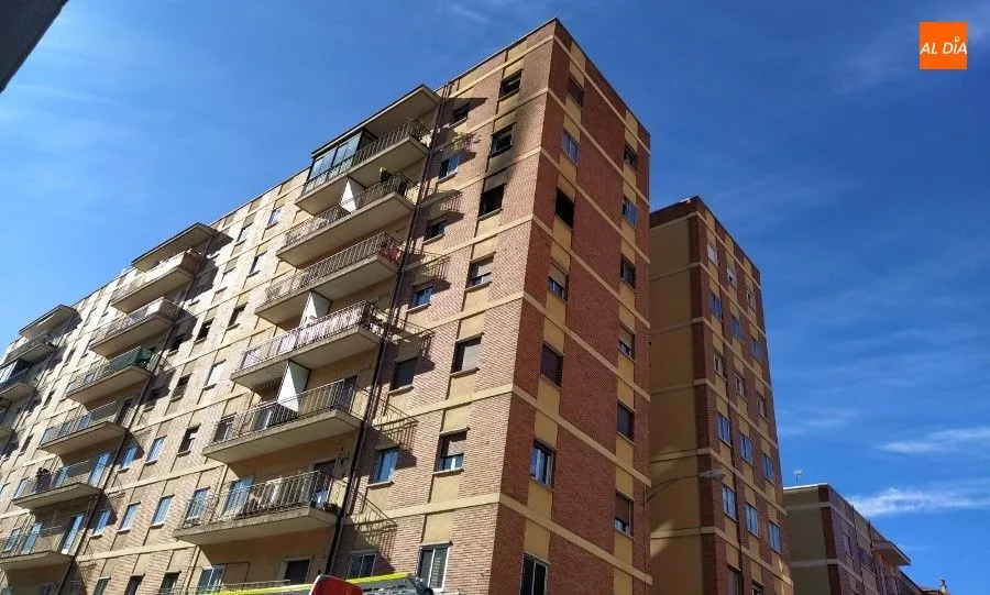 Foto 8 - Un intoxicado tras el aparatoso incendio en su piso de la avenida Federico Anaya