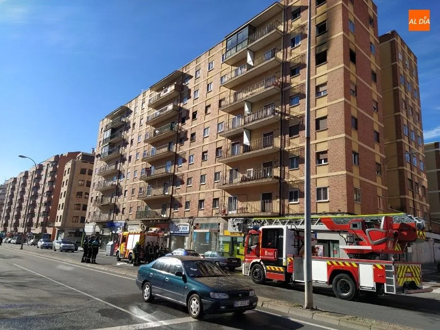 Foto 6 - Un intoxicado tras el aparatoso incendio en su piso de la avenida Federico Anaya
