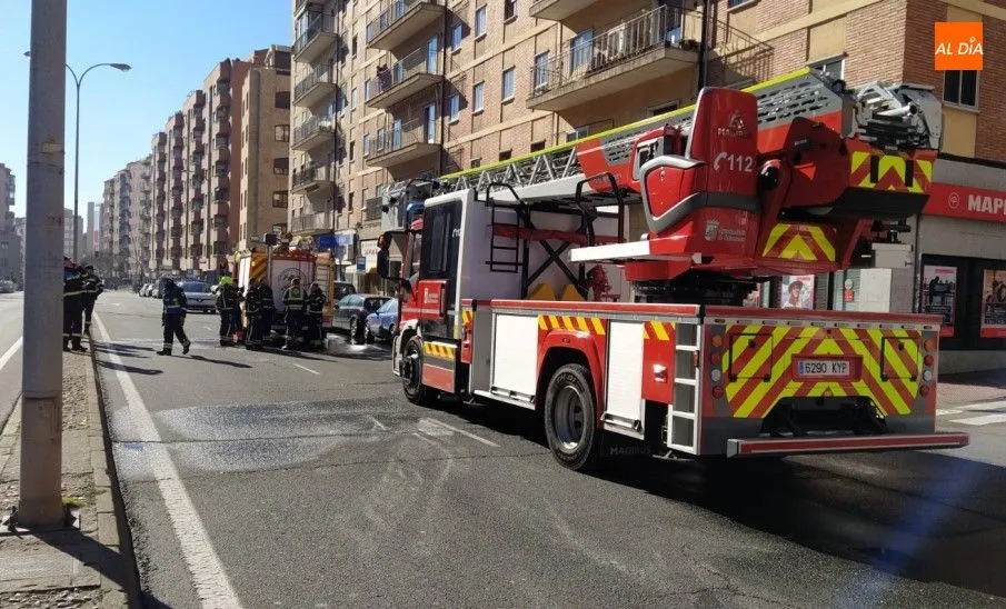 Foto 5 - Un intoxicado tras el aparatoso incendio en su piso de la avenida Federico Anaya