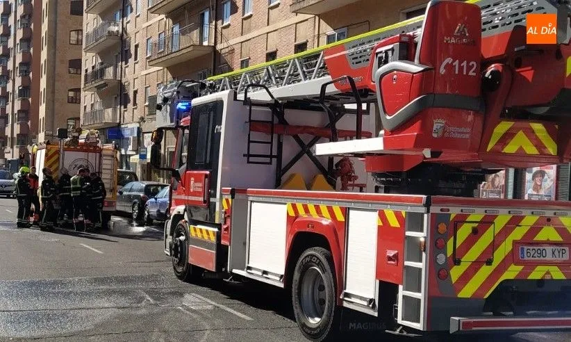 Foto 4 - Un intoxicado tras el aparatoso incendio en su piso de la avenida Federico Anaya