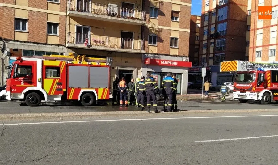 Foto 3 - Un intoxicado tras el aparatoso incendio en su piso de la avenida Federico Anaya