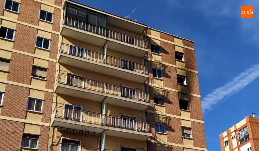Foto 2 - Un intoxicado tras el aparatoso incendio en su piso de la avenida Federico Anaya