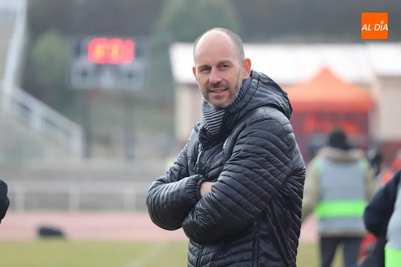 Jabi Luaces en el área técnica durante el encuentro / Lydia González