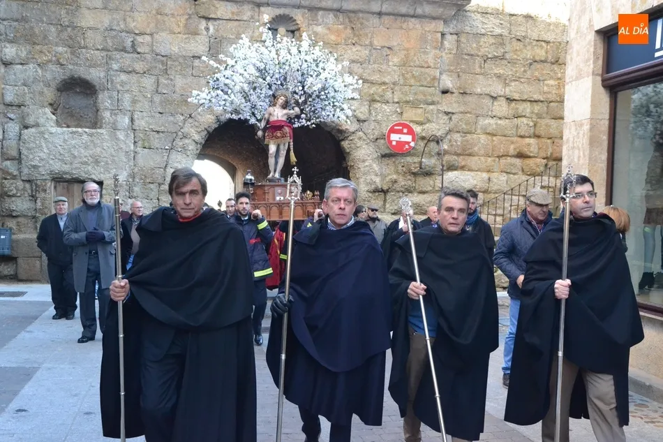 San Sebastián llega al centro histórico entrando en la Catedral por su Pórtico del Perdón  