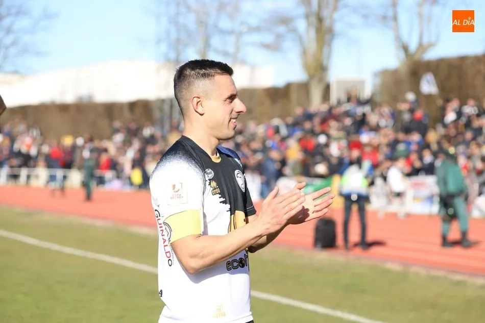 Piojo aplaude a su afición/ Lydia González