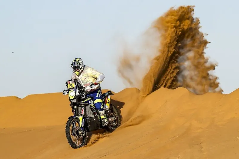 Lorenzo Santolino durante la etapa en el Dakar