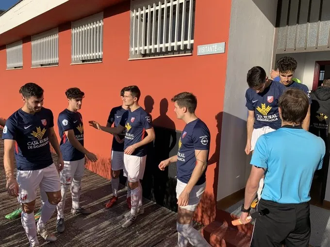 Jugadores del Santa Marta antes de saltar al terreno de juego / Bembibre Twitter
