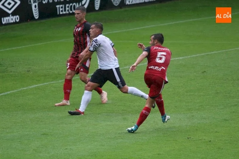 Acción del encuentro de ida entre el Salamanca UDS y el Arenas de Getxo / Archivo