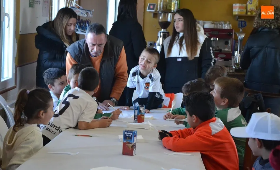 Foto 2 - Agradable ma&ntilde;ana de deporte y convivencia de los m&aacute;s peques del Ciudad Rodrigo y el Amor de Dios  