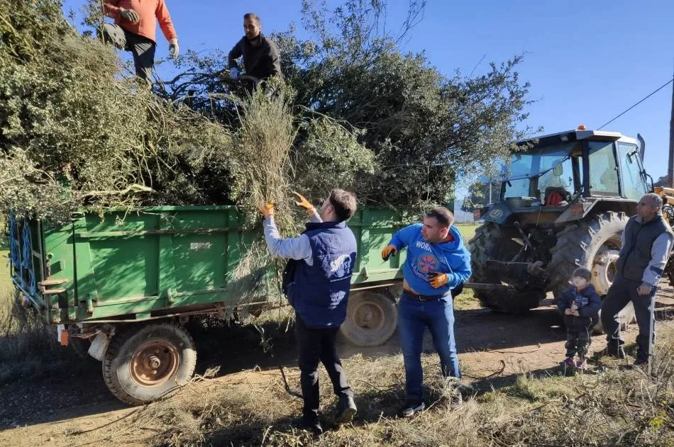 Foto 8 - La Atalaya inicia la celebraci&oacute;n de San Ant&oacute;n con una gran hoguera  