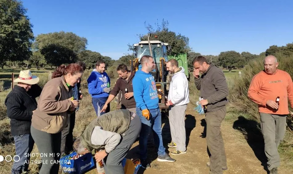 Foto 6 - La Atalaya inicia la celebraci&oacute;n de San Ant&oacute;n con una gran hoguera  