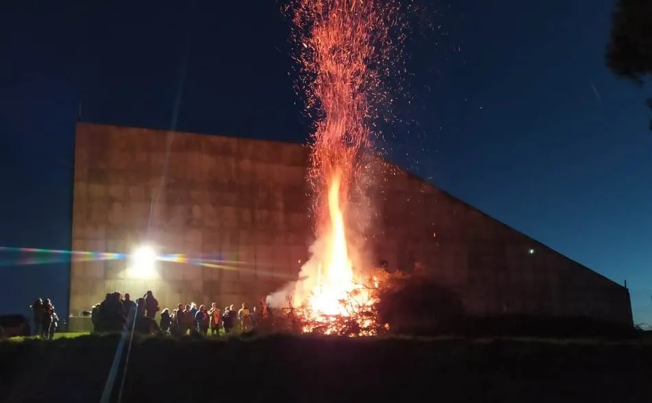 La Atalaya inicia la celebración de San Antón con una gran hoguera  