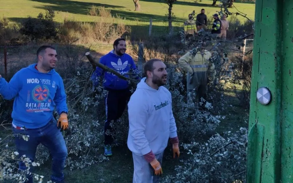 Foto 2 - La Atalaya inicia la celebraci&oacute;n de San Ant&oacute;n con una gran hoguera  