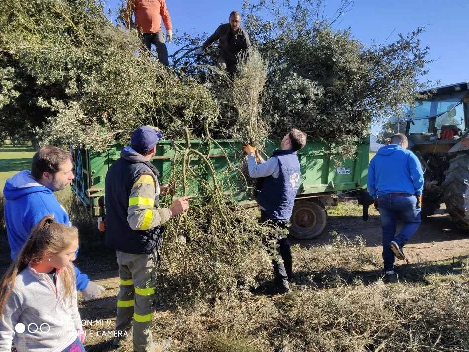 Foto 7 - La Atalaya inicia la celebraci&oacute;n de San Ant&oacute;n con una gran hoguera  