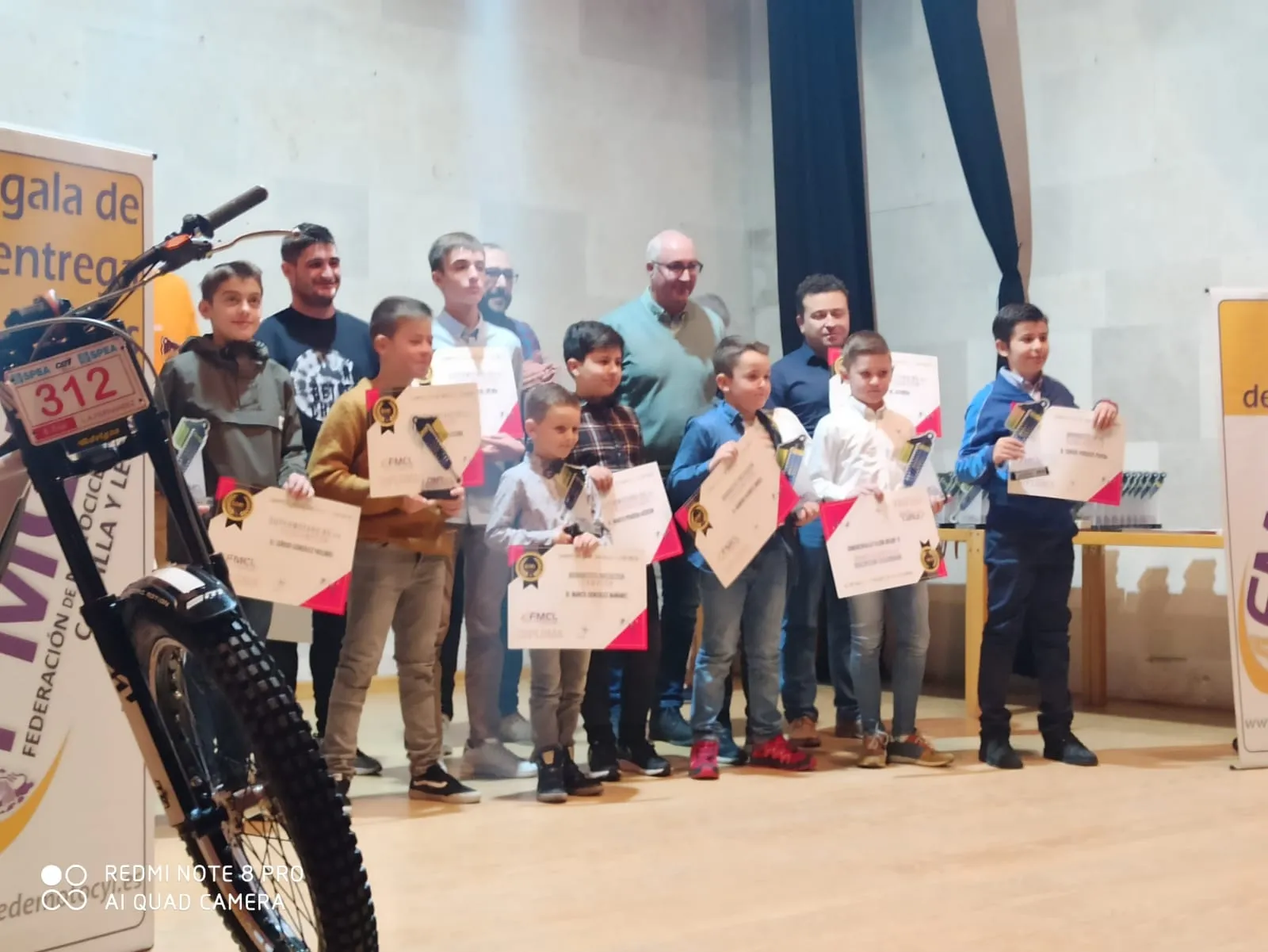 Sergio Verdugo (a la derecha), junto a sus compañeros premiados