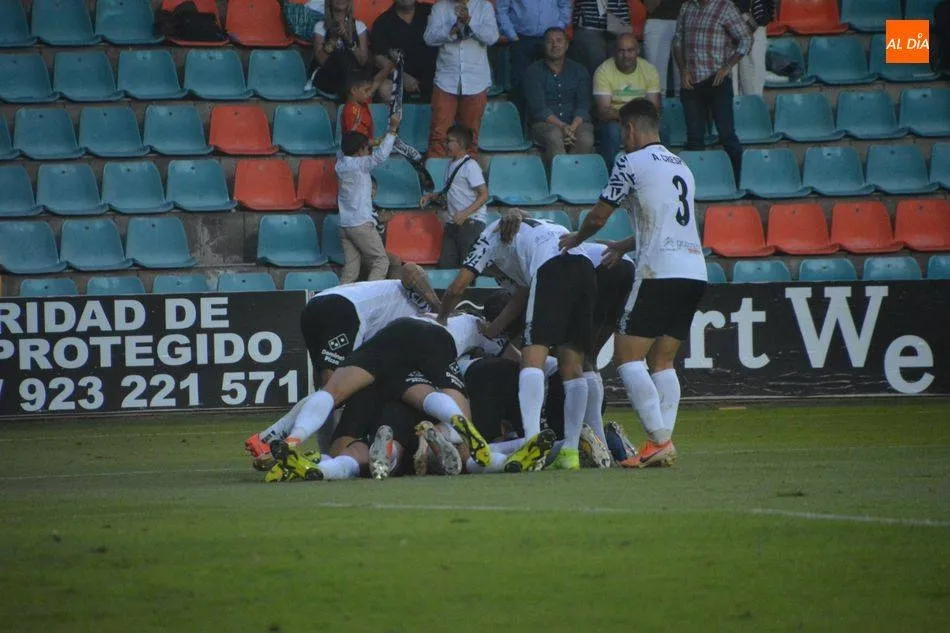 Los jugadores del Salamanca UDS celebran un gol en el Helmántico / Archivo