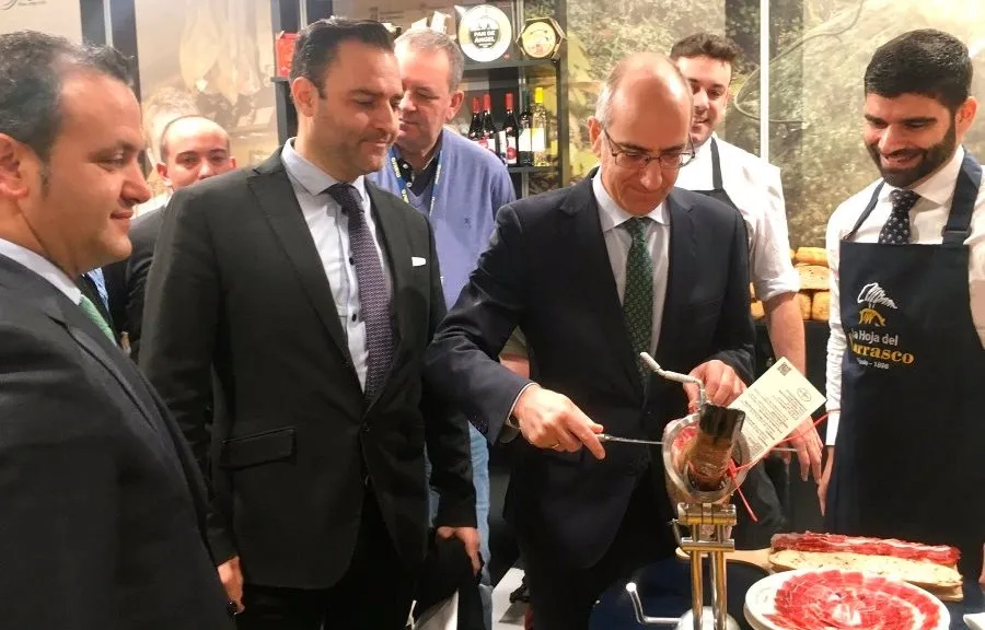 Javier Iglesias, presidente de la Diputación de Salamanca, en el medio, cortando jamón, en Madrid Fusión.