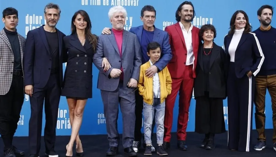 Pedro Almodovar junto a los actores de