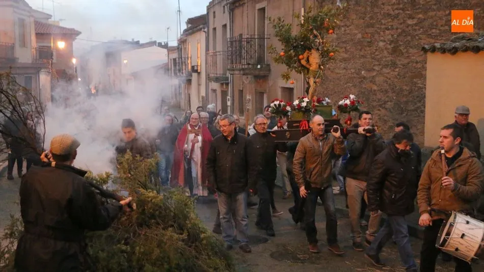 San Sebastián purificará a su paso el humo que as u vez se colará en las casas de Sobradillo / CORRAL