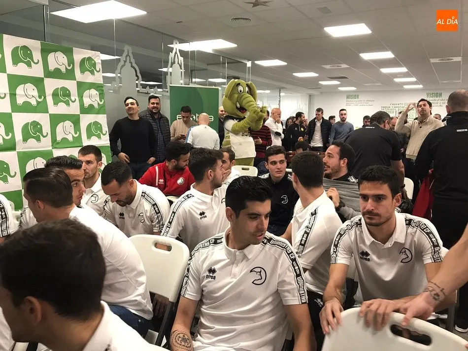 La plantilla vivió con mucha emoción el momento del sorteo