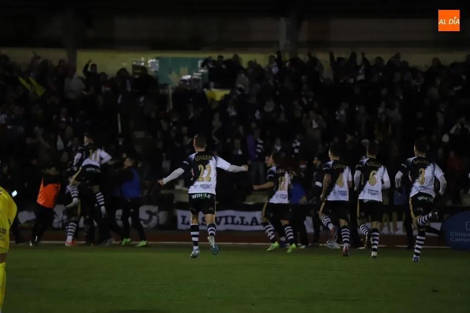 Los jugadores de Unionistas celebran un gol en las Pistas / Archivo