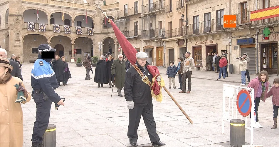 Joaquín Sánchez Tato con el pendón de San Sebastían/ Foto: Adrián M.Pastor