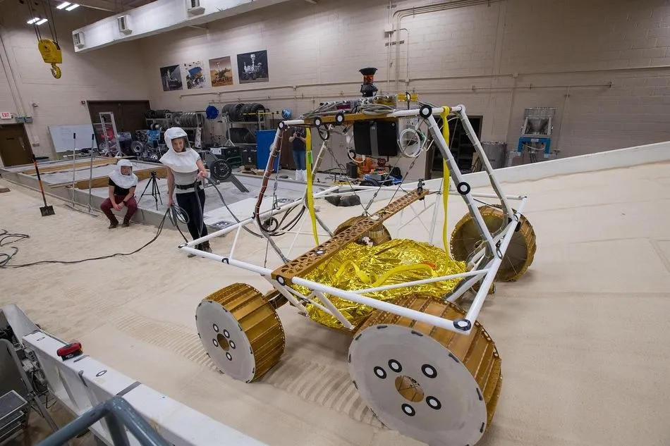 Nuevo rover lunar - NASA / BRIDGET CASWELL, ALCYON TECHNICAL SERVICES