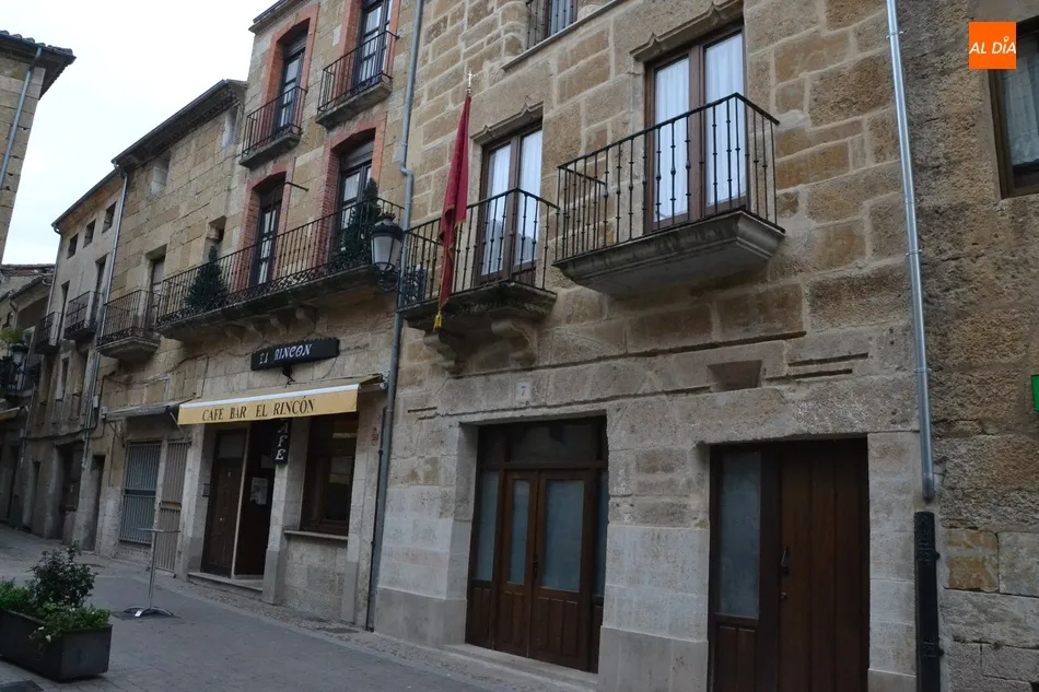 Foto 3 - El pend&oacute;n de San Sebasti&aacute;n luce esta semana en la calle Juli&aacute;n S&aacute;nchez  