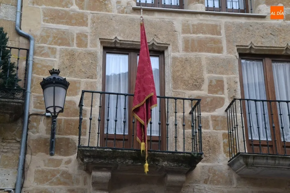 El pendón de San Sebastián luce esta semana en la calle Julián Sánchez  