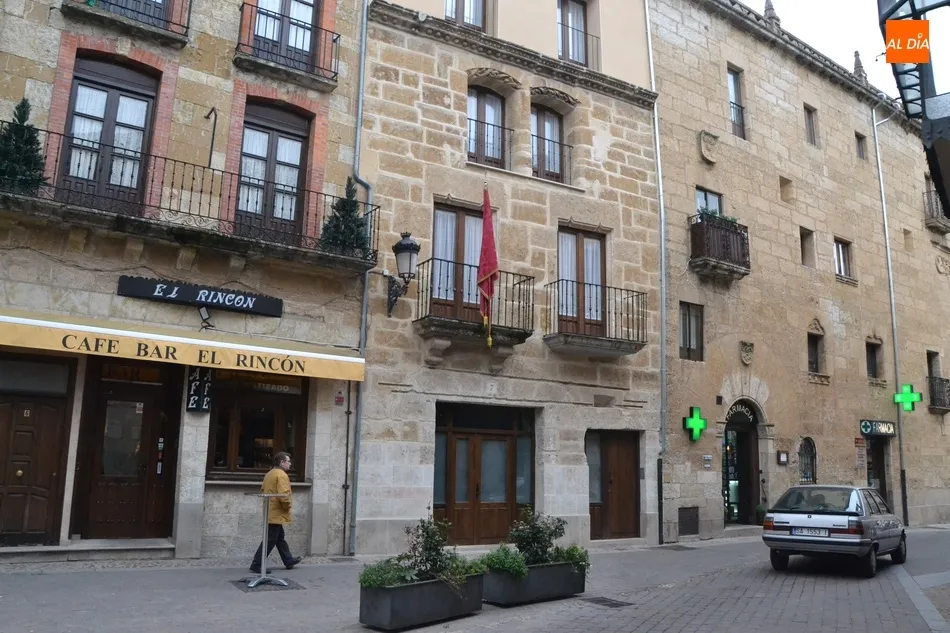 Foto 2 - El pend&oacute;n de San Sebasti&aacute;n luce esta semana en la calle Juli&aacute;n S&aacute;nchez  