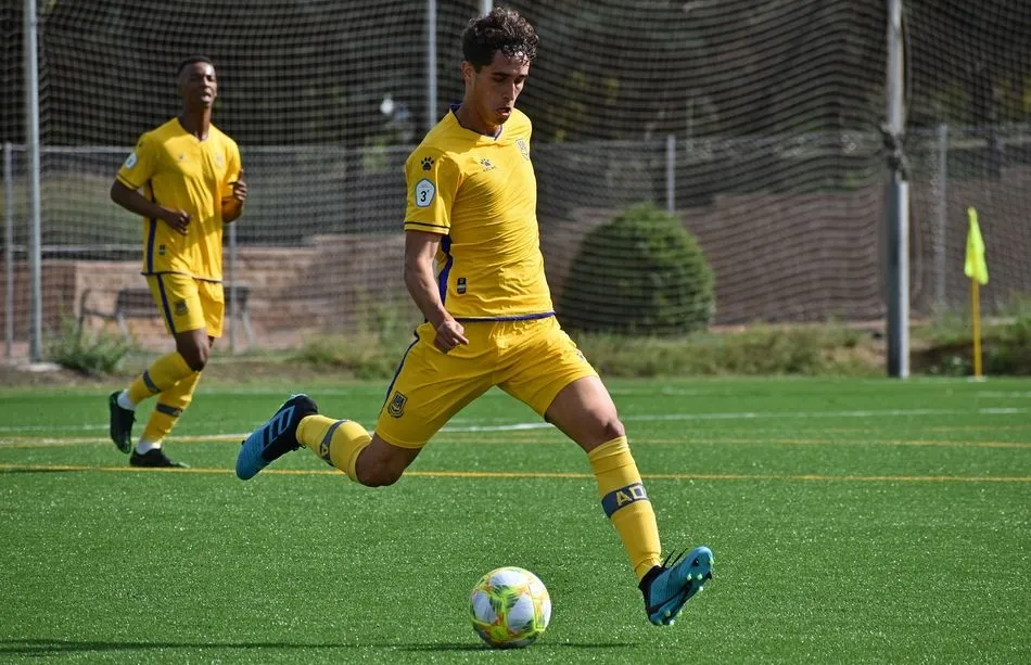 El central Cavafe con la elástica del AD Alcorcón.