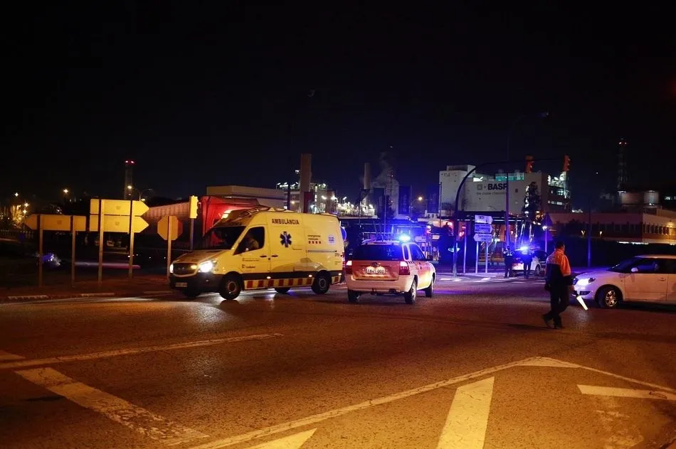 Foto 2 - Muere un hombre al golpearse por la onda expansiva de la explosi&oacute;n en La Canonja