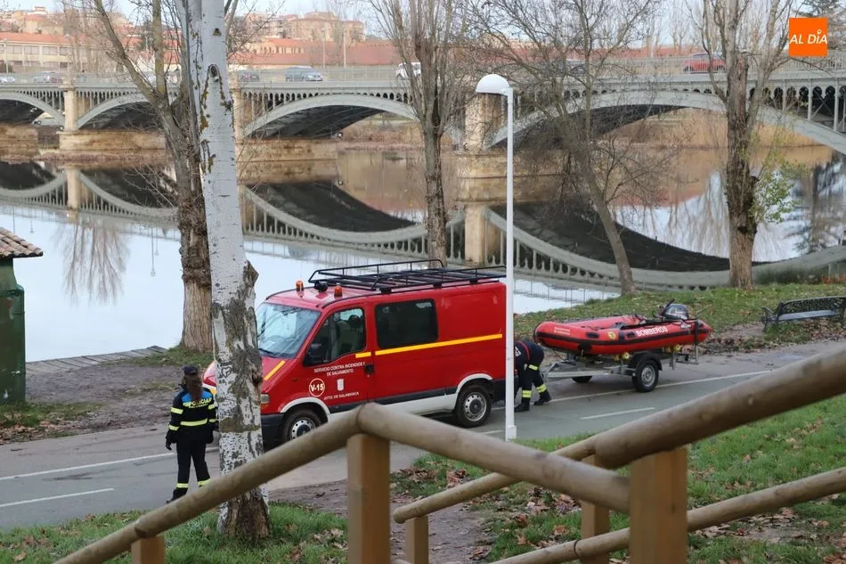 Efectivos de los Bomberos de Salamanca junto al Río Tormes, en los trabajos para hallar a una mujer desaparecida en San José. Foto de Lydia González