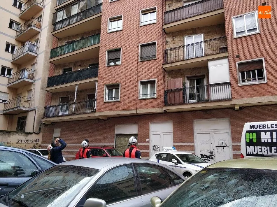 Foto 5 - Susto en la calle Cepeda por el desprendimiento de parte de una cornisa