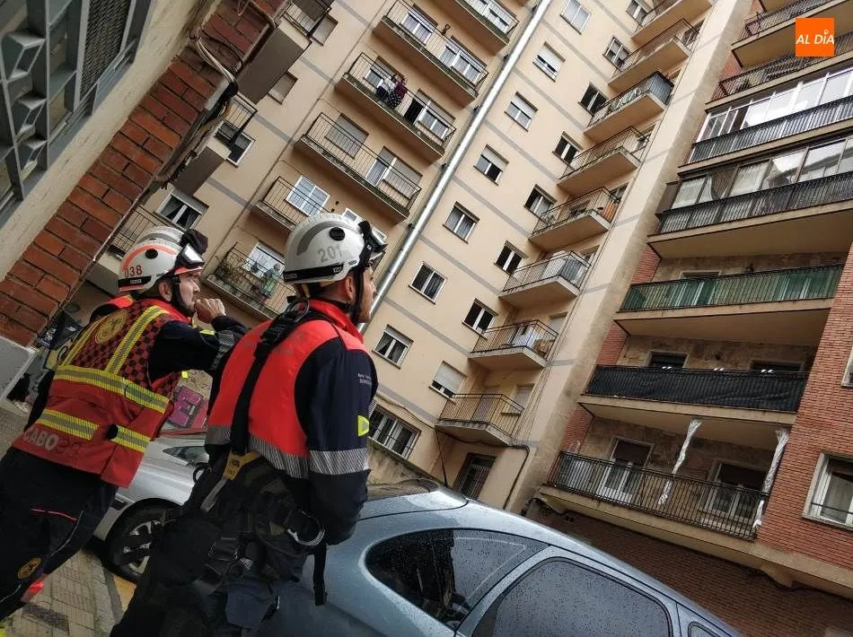 Foto 4 - Susto en la calle Cepeda por el desprendimiento de parte de una cornisa