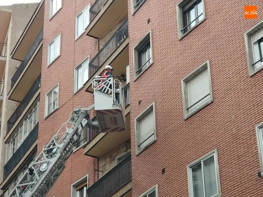 Foto 3 - Susto en la calle Cepeda por el desprendimiento de parte de una cornisa