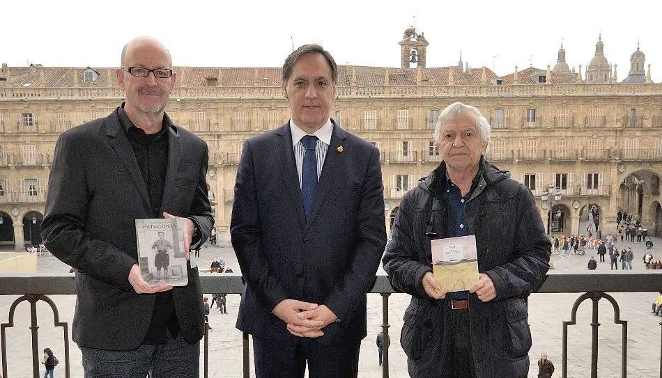 El alcalde de Salamanca, Carlos García Carbayo, junto a los autores galardonados en la última edición,  Ángel Aguado López y Servando Cano