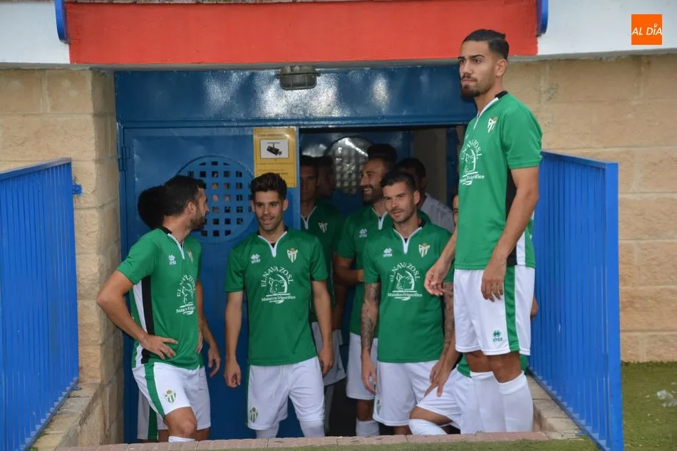 Dieste (derecha) durante un encuentro con el Guijuelo / Archivo