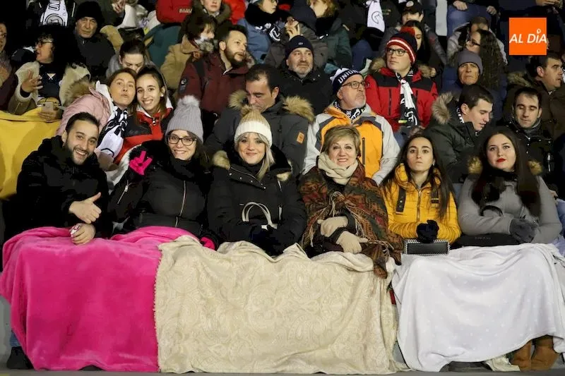 Grupo de aficionadas de Unionistas en la grada / Lydia González