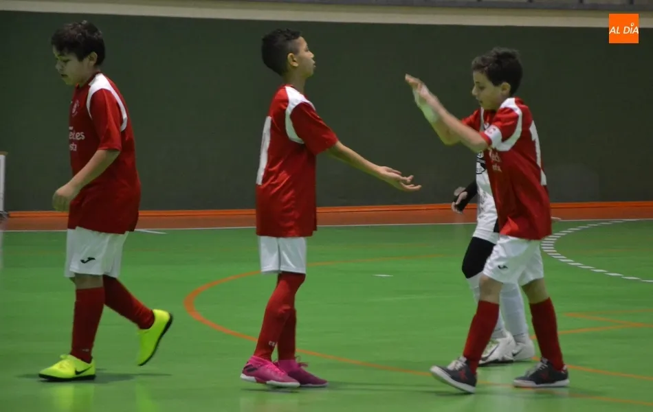 Pablo Uribe, a la drecha de la imagen, celebrando un gol el pasado domingo