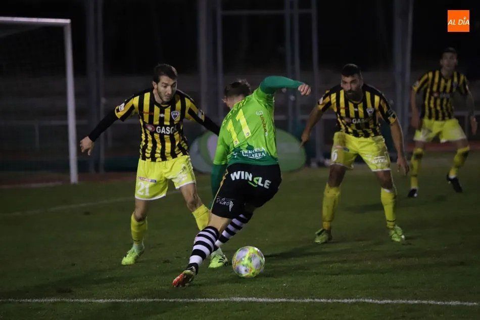 Ivan Garrido lucha por el balón / Lydia González
