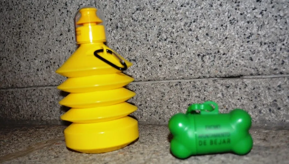 Botella rellenable y dispensador de bolsitas para recoger los excrementos de las mascotas