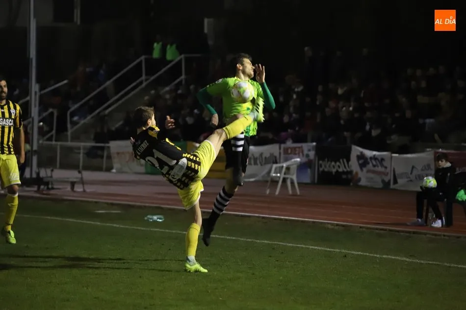 Carlos de la Nava lucha por un balón