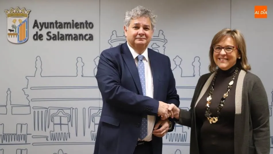 La concejala de Mayores, Isabel Macías, y el decano del Colegio, Eduardo Íscar, en el Ayuntamiento. Foto de Lydia González