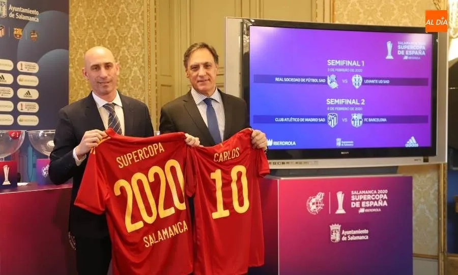 El alcalde Carlos García Carbayo, a la derecha, y Luis Rubiales, presidente de la Real Federación Española de Fútbol, tras el sorteo de la Supercopa femenina. Foto de Lydia González
