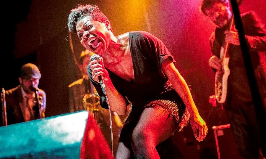 Deborah Ayo, vocalista de Freedonia