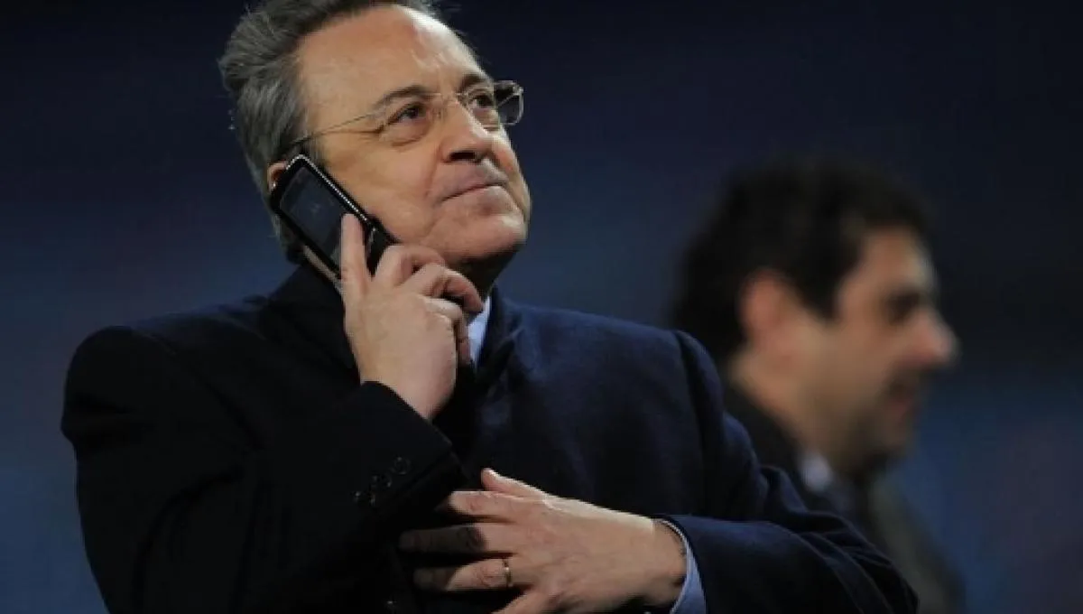 Florentino Pérez habla por su teléfono móvil