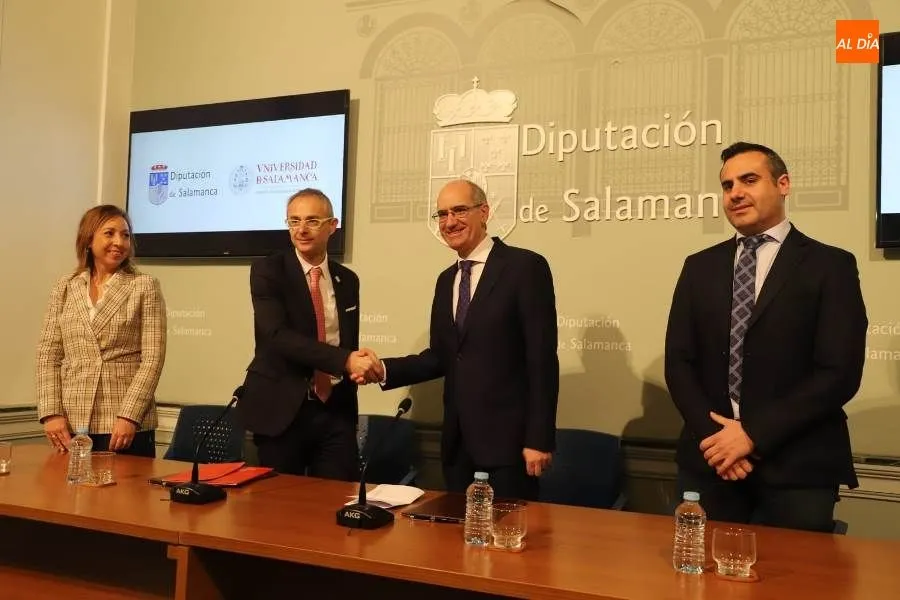 Acuerdo del rector de la Universidad de Salamanca, Ricardo Rivero, y el presidente de la Diputación de Salamanca, Javier Iglesias, para impulsar esta iniciativa. Foto de Lydia González