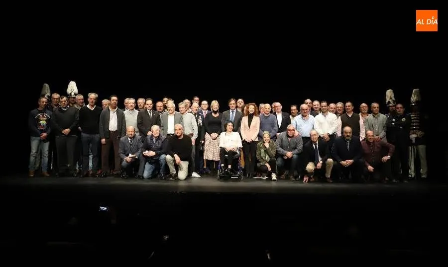 El alcalde, Carlos García Carbayo, junto a los homenajeados en este acto del Liceo. Foto de Lydia González